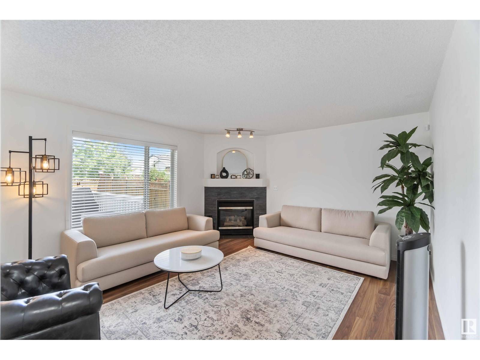Edmonton, AB T5Z3M1,8320 172 AV NW
