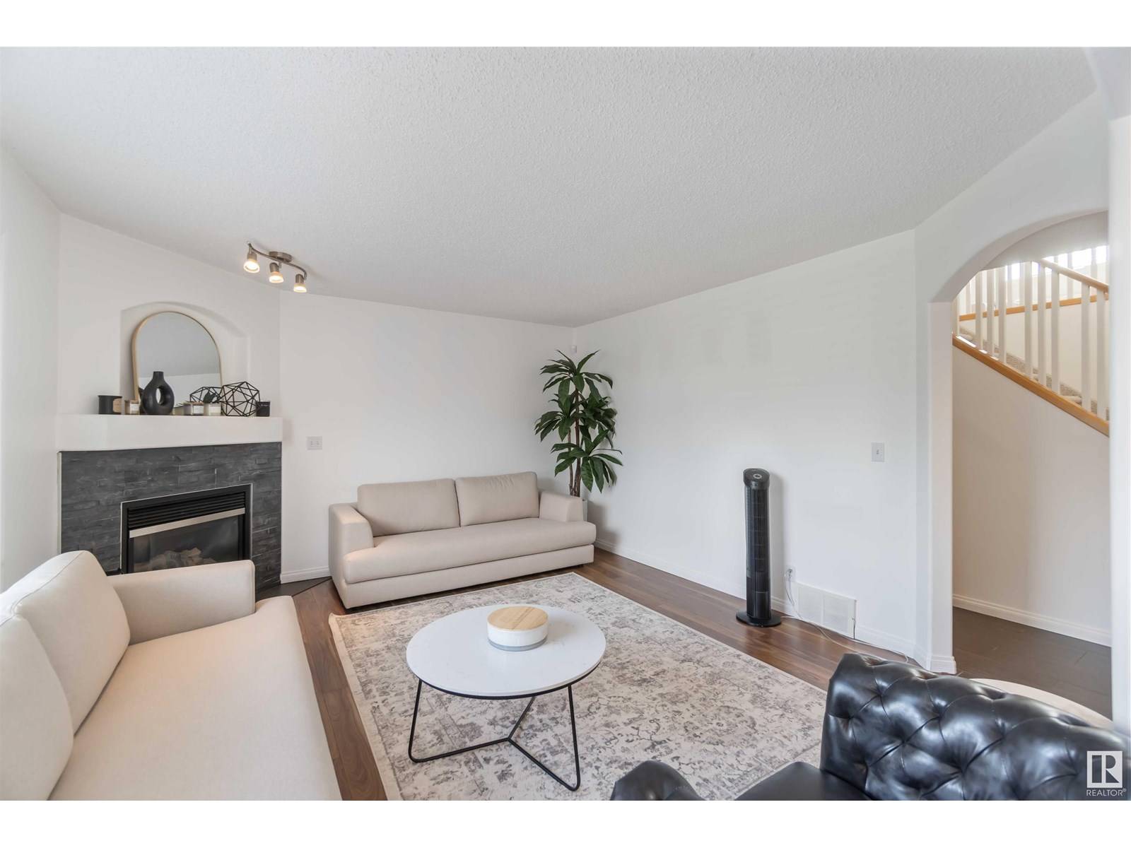 Edmonton, AB T5Z3M1,8320 172 AV NW
