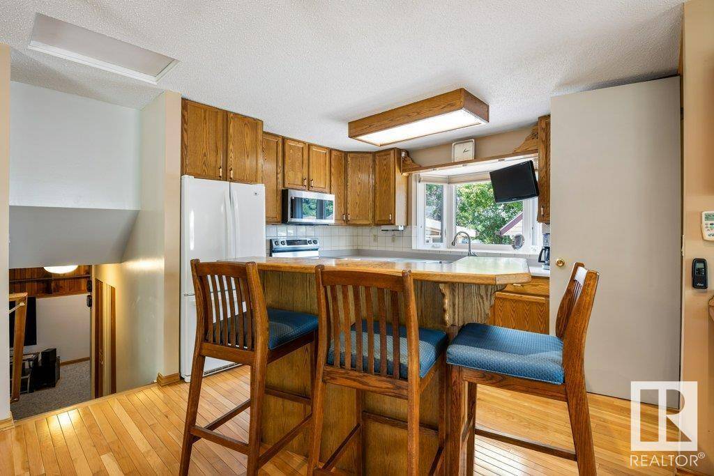 St. Albert, AB T8N2T2,102 LAROSE DR