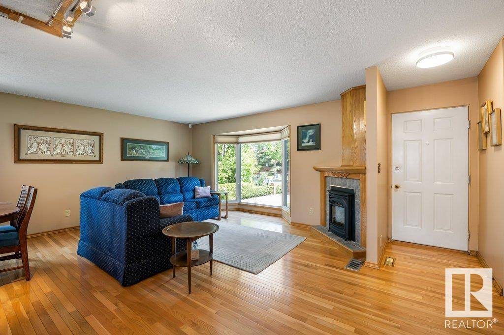 St. Albert, AB T8N2T2,102 LAROSE DR