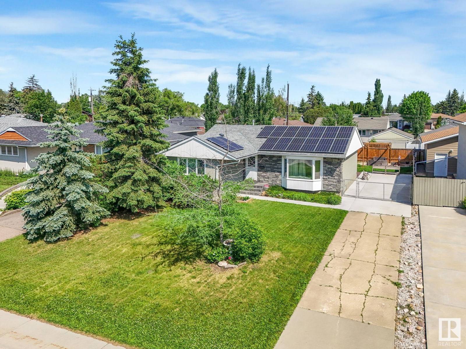 15906 94 AV NW, Edmonton, AB T5R5K8