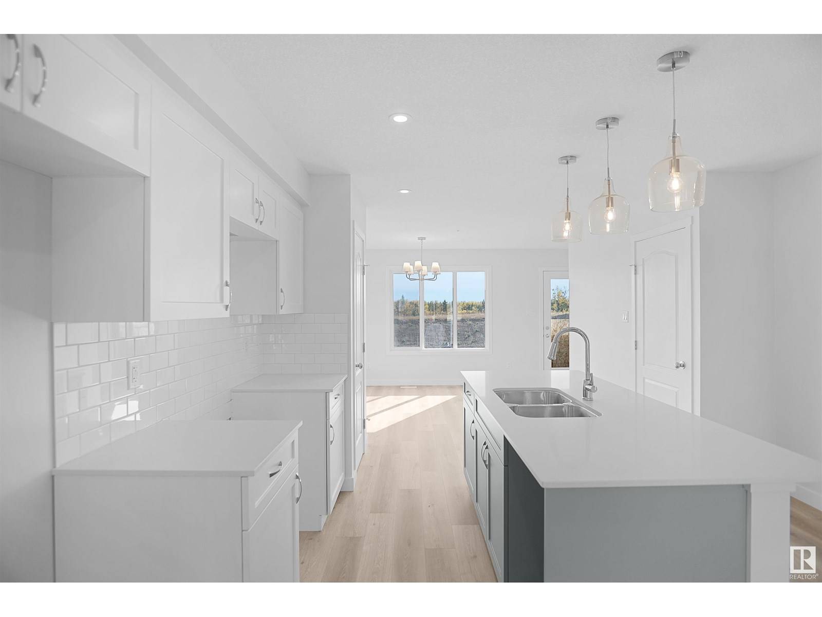 Edmonton, AB T6M3C4,18843 29 AV NW