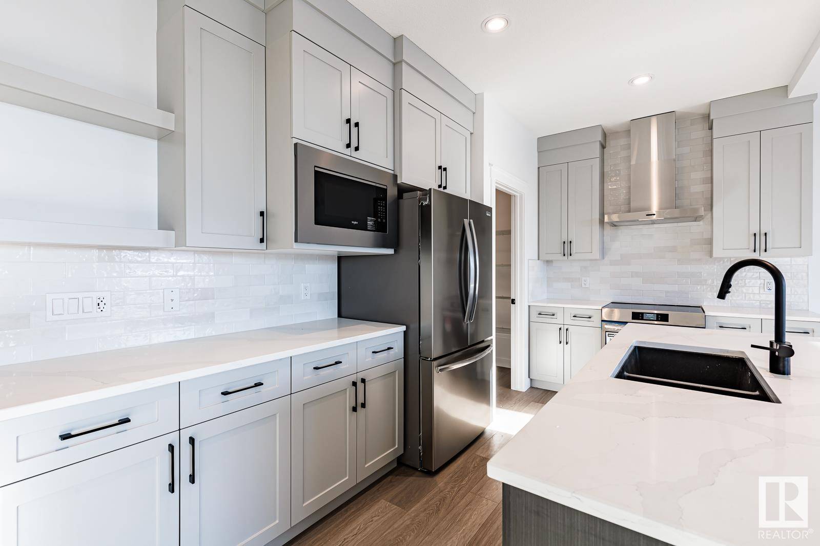 Edmonton, AB T6W5E1,15679 18 AV SW