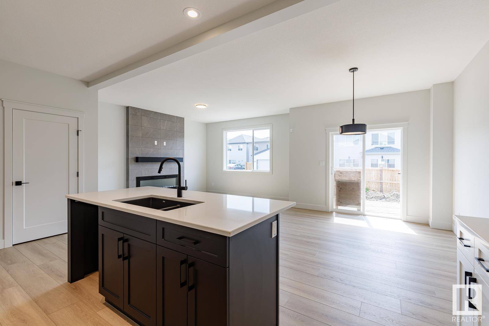 Edmonton, AB T6W5E1,15679 18 AV SW