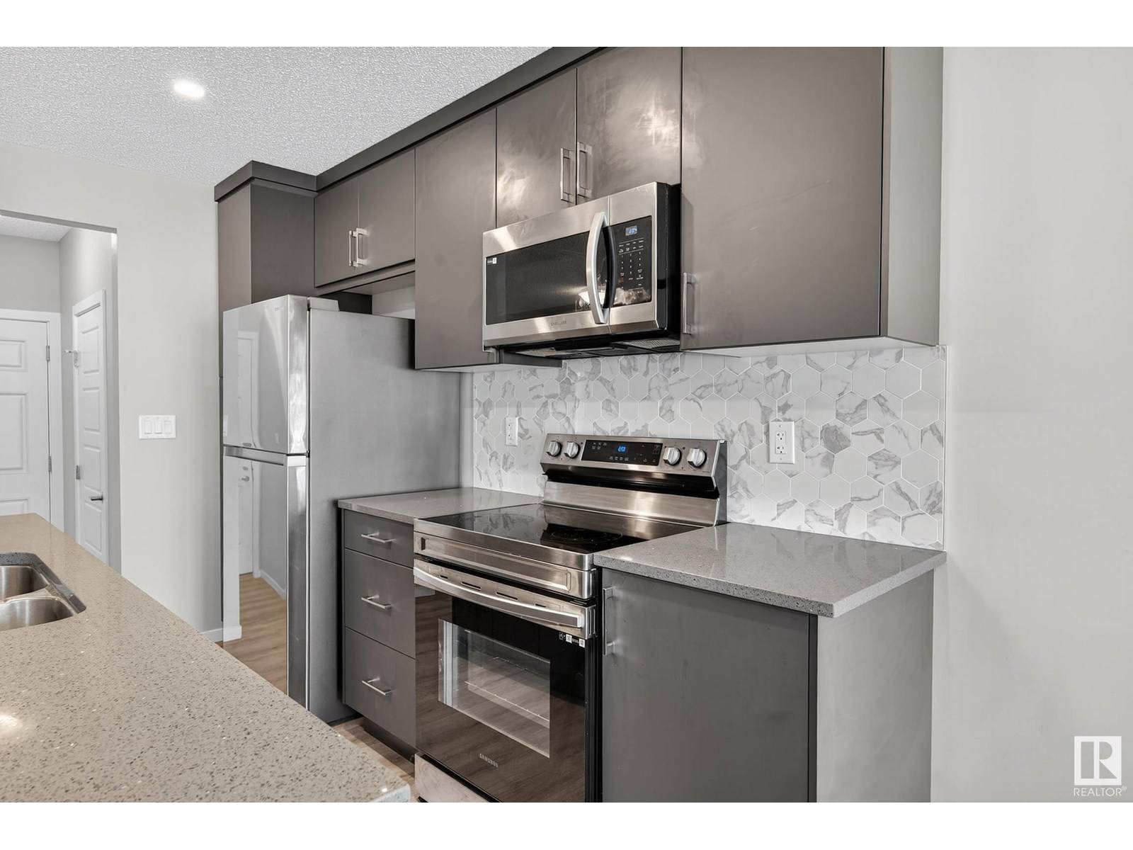 Edmonton, AB T6M1M8,20423 21 AV NW