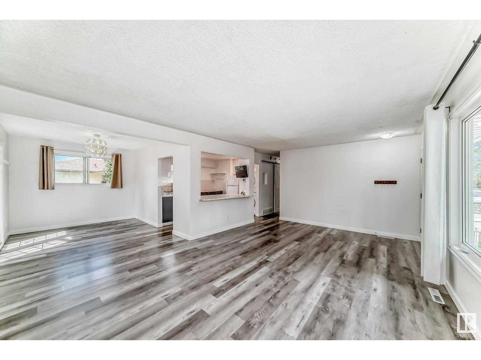 Edmonton, AB T5R1E3,8510 150 ST NW