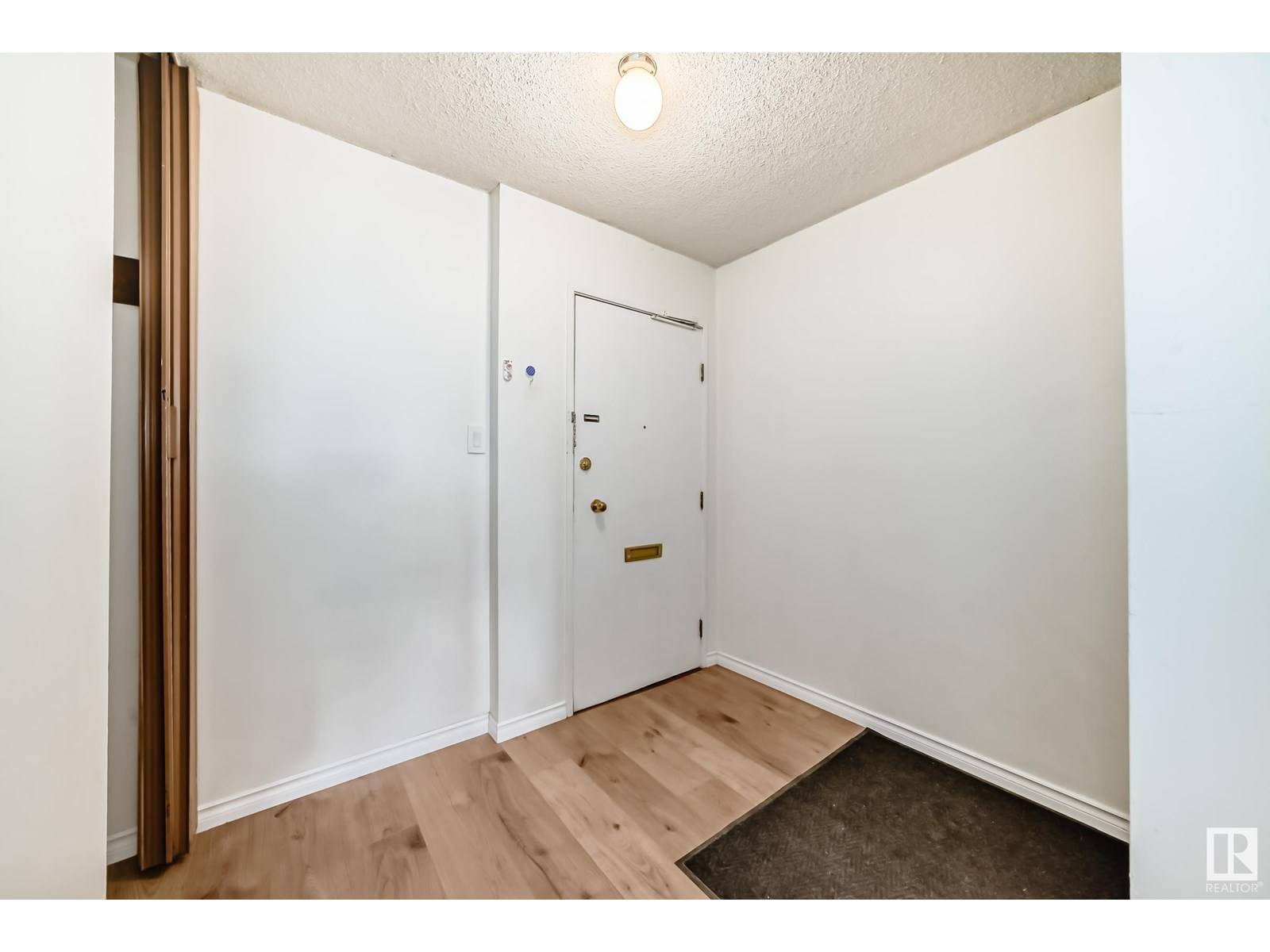 Edmonton, AB T6G0T9,#401 11007 83 AV NW NW