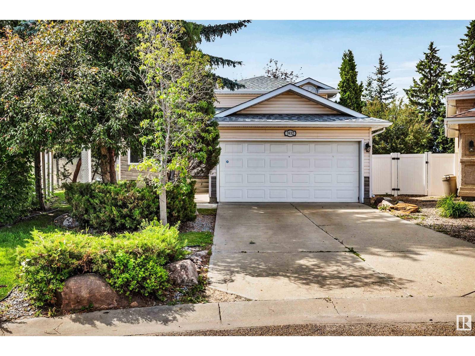 Edmonton, AB T5A4Y6,3932 131 AV NW