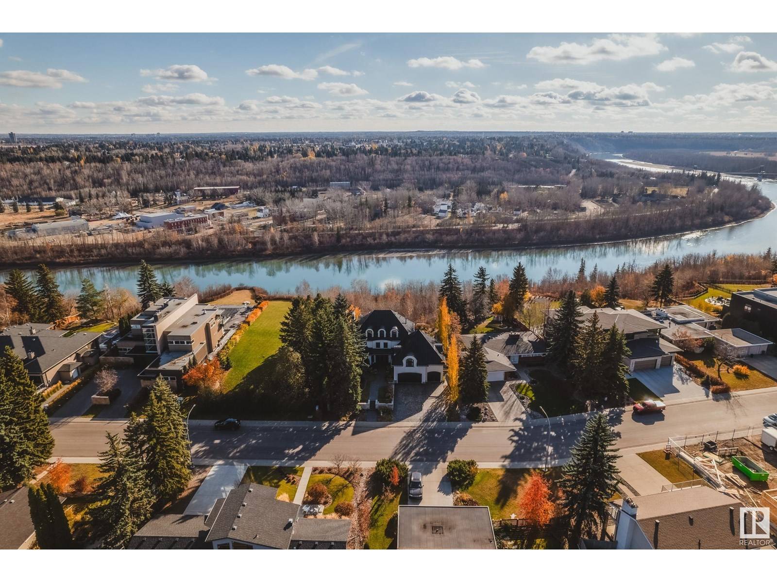 Edmonton, AB T5R5M6,15309 RIO TERRACE DR NW
