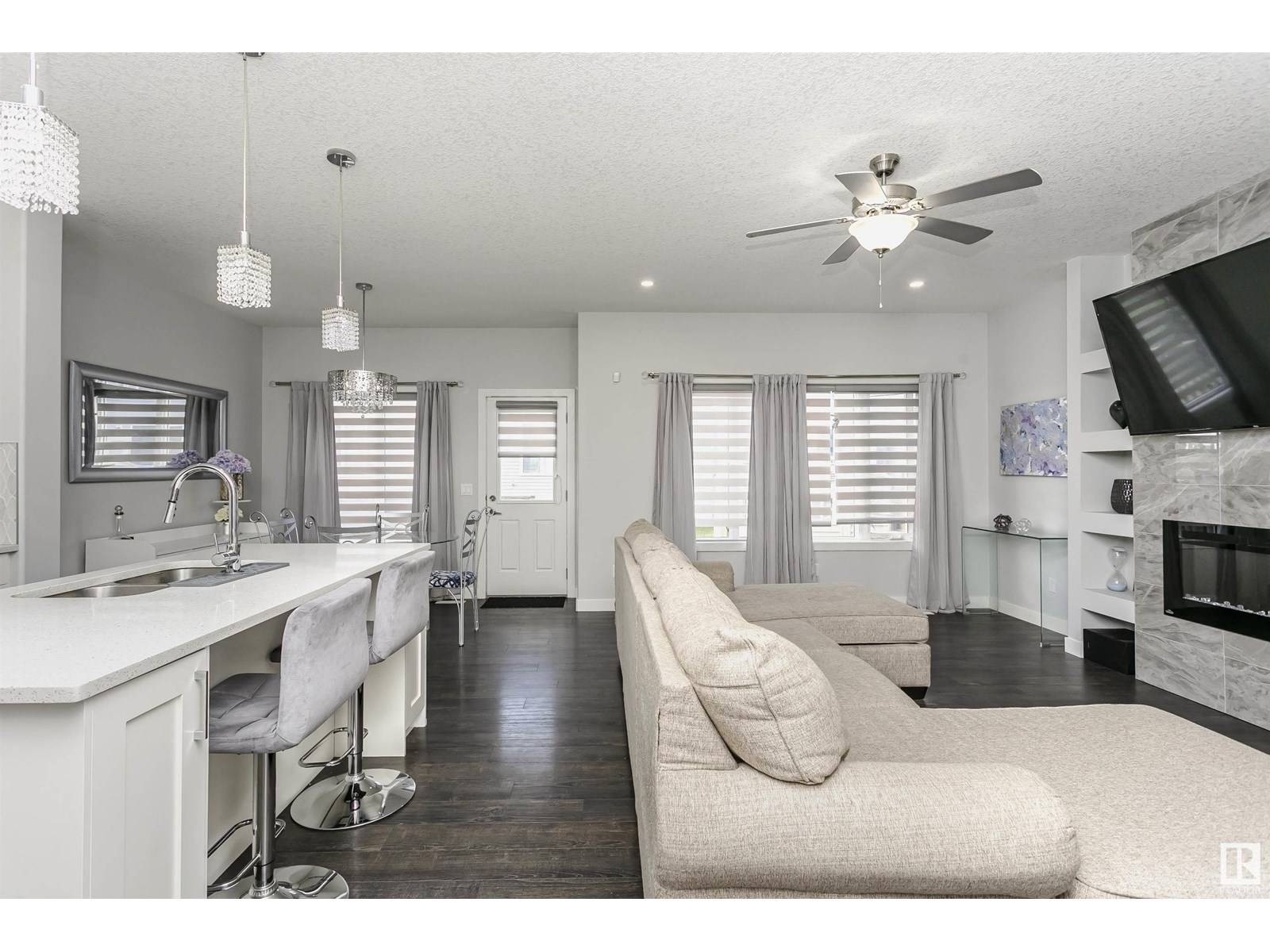 Edmonton, AB T6T2C8,207 42 AV NW