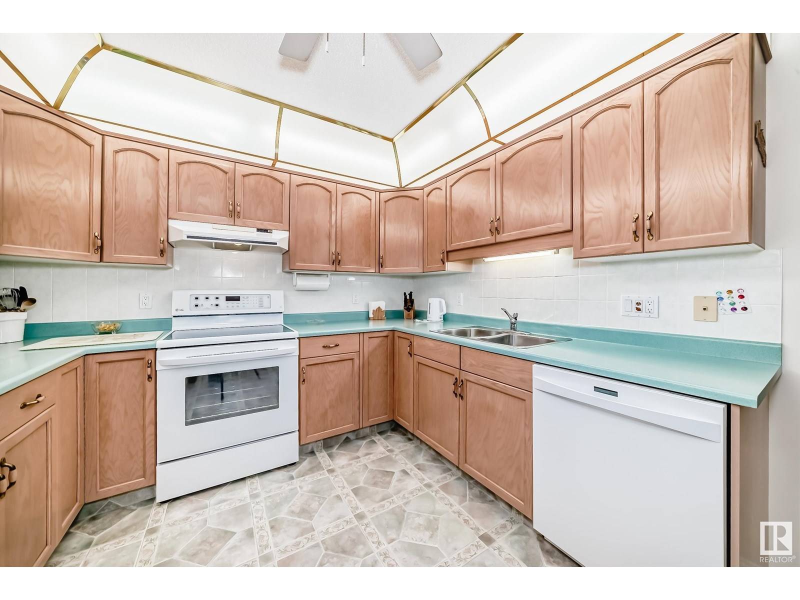 Edmonton, AB T6J6X2,#211 10915 21 AV NW