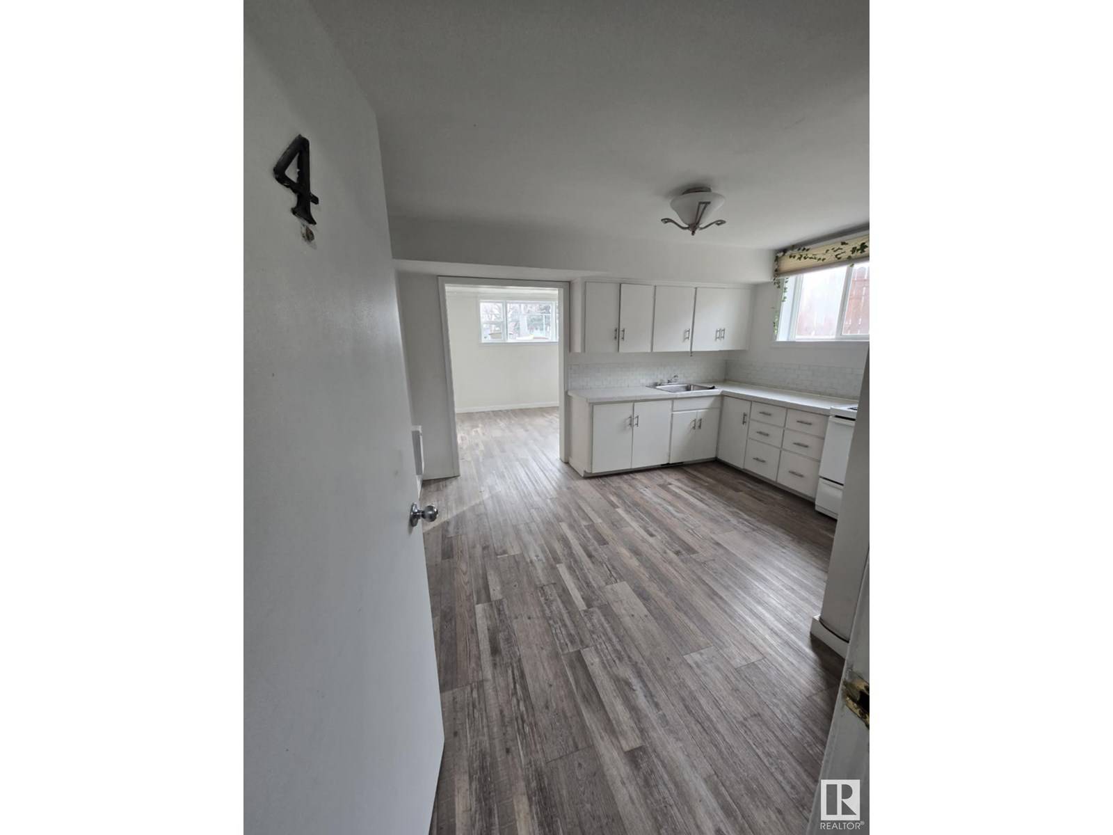 Edmonton, AB T5A0J8,6422 - 6424 132 AV NW