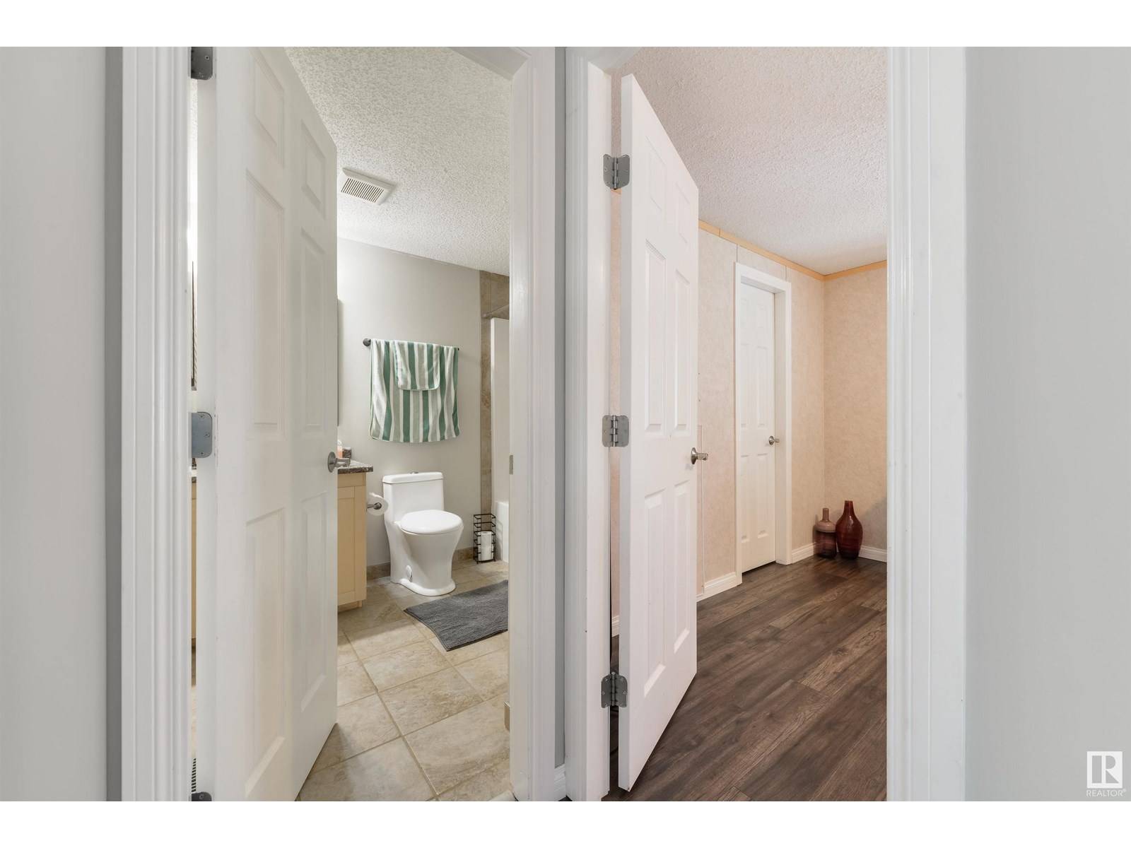 Edmonton, AB T6P0A3,210 Oak Wood DR NW