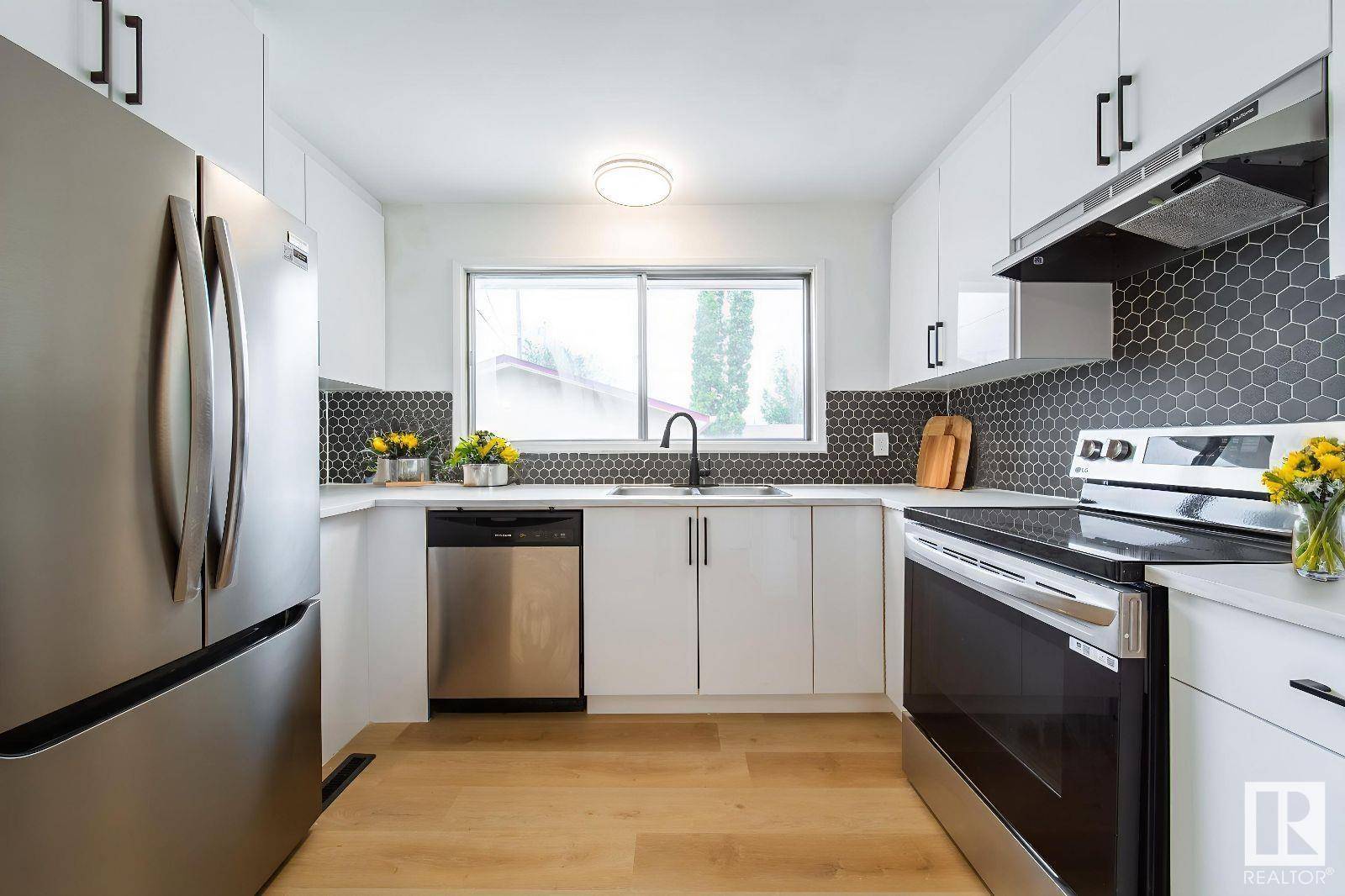 Edmonton, AB T5C2A5,6708 132 AV NW