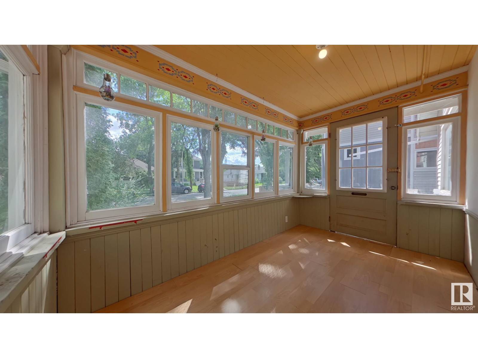 Edmonton, AB T6E2J2,10818 84 AV NW