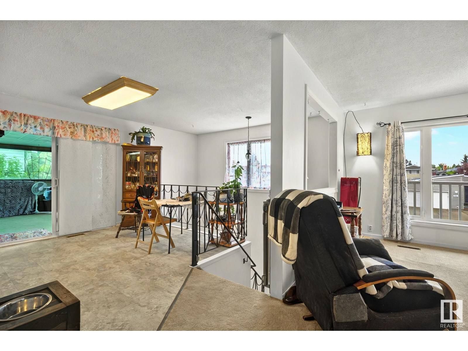 Edmonton, AB T6J4E8,10420 32 AV NW