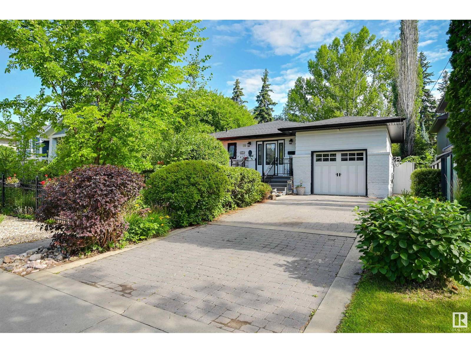 Edmonton, AB T5R5V4,14712 PARK DR NW