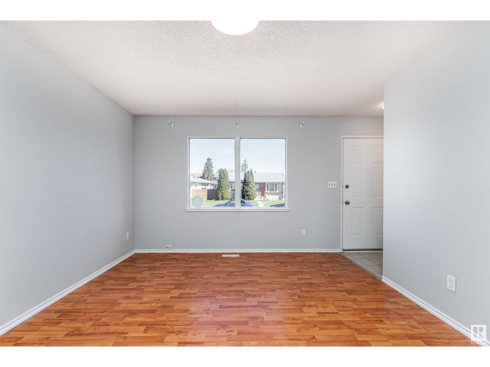 Edmonton, AB T5X3G3,9915 170 AV NW
