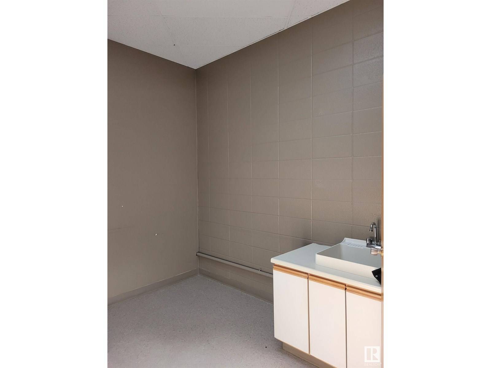 Edmonton, AB T5G0E1,#202 11830 111 AV NW