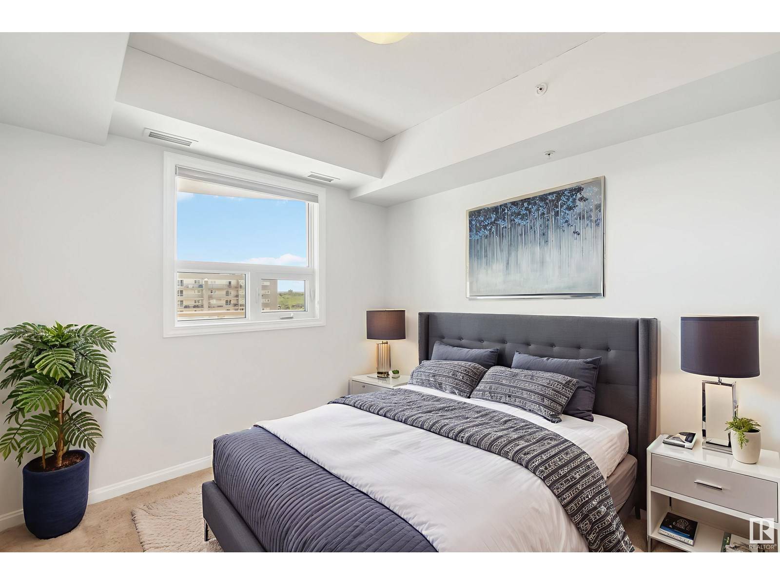 Edmonton, AB T5K0Y8,1102 9819 104 st NW