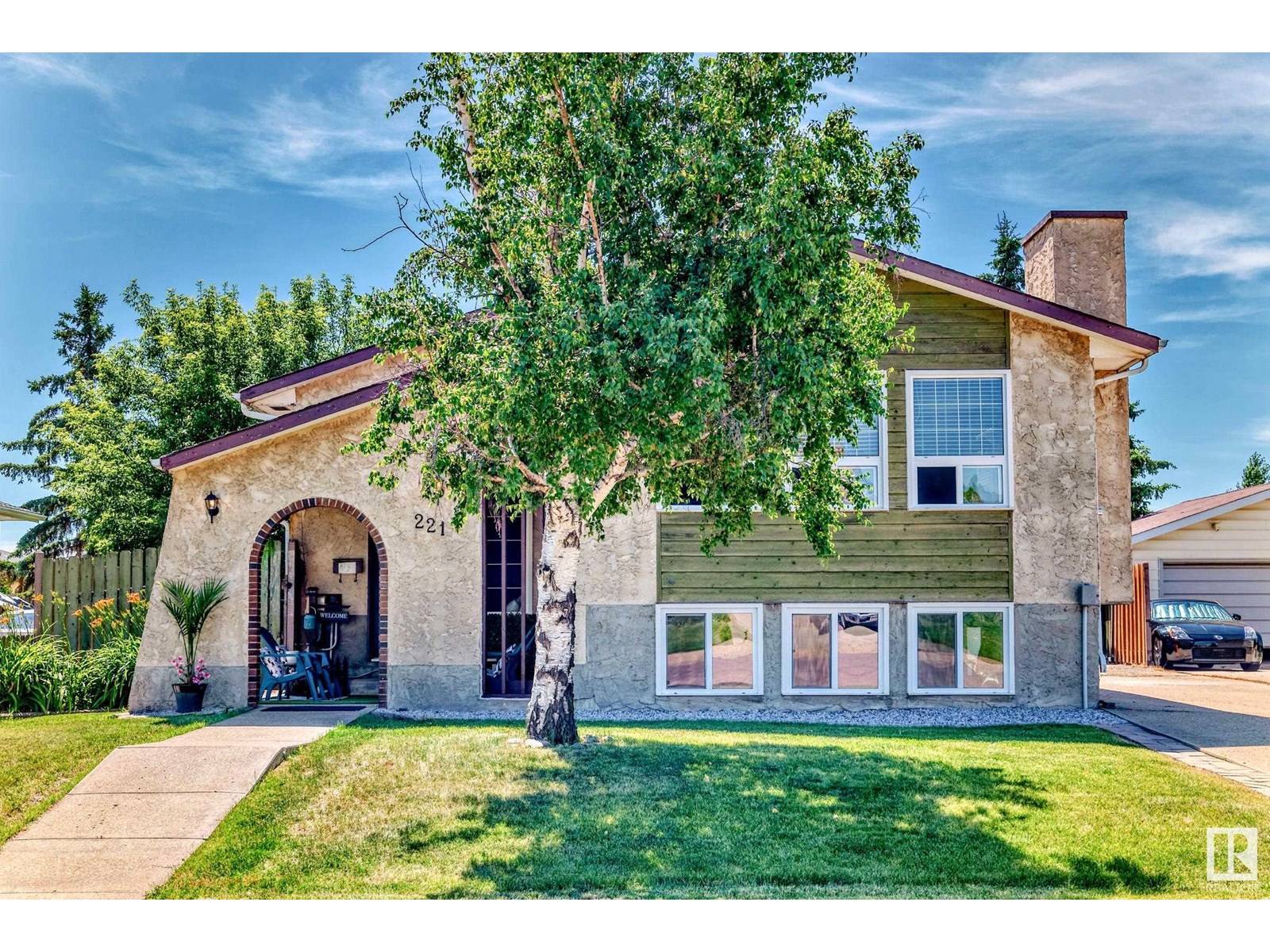 221 WARWICK RD NW, Edmonton, AB T5X4R1