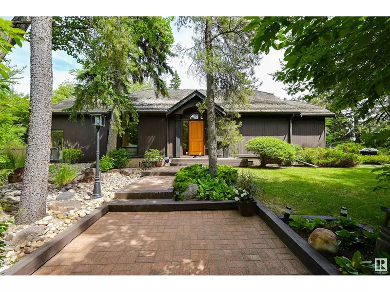 14232 RAVINE DR NW, Edmonton, AB T5N3M2