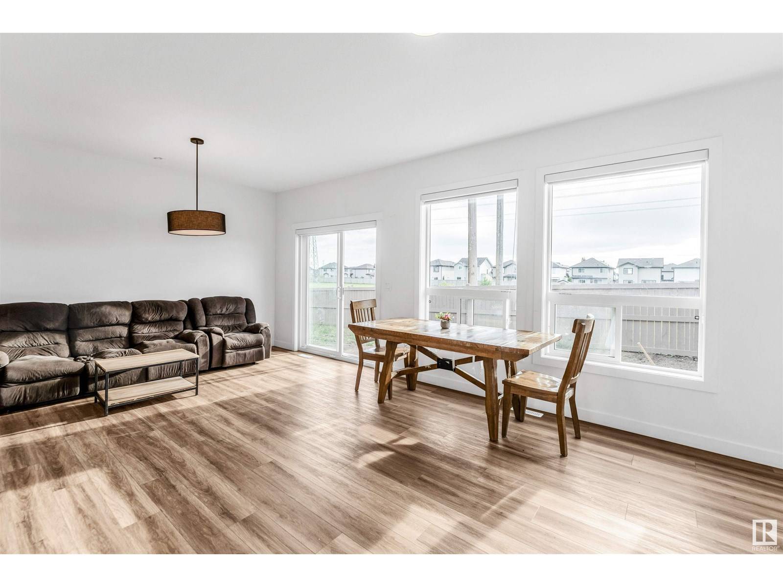Edmonton, AB T6T2T7,1544 27 ST NW