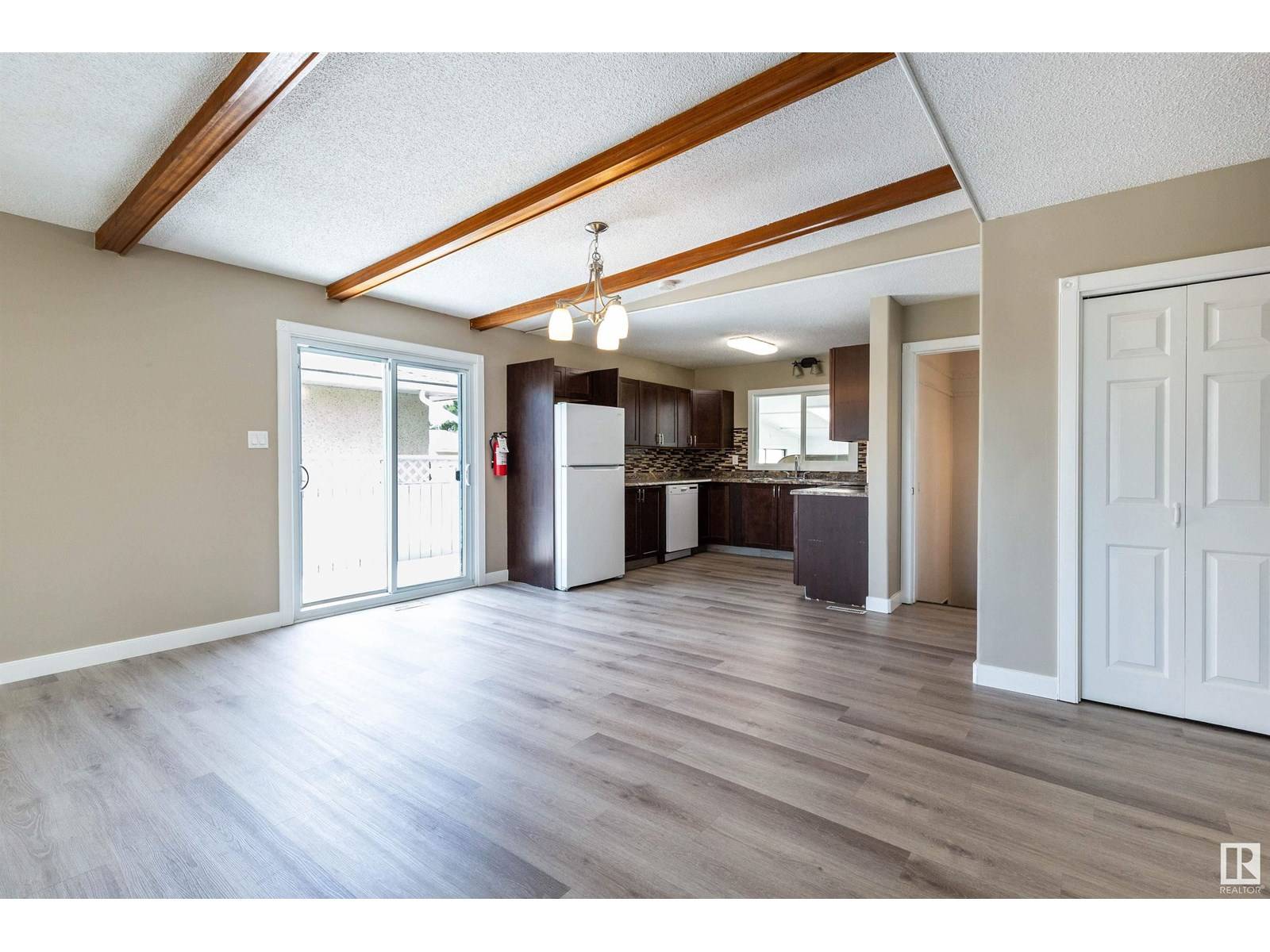 Edmonton, AB T5C2L5,7208 137 AV NW