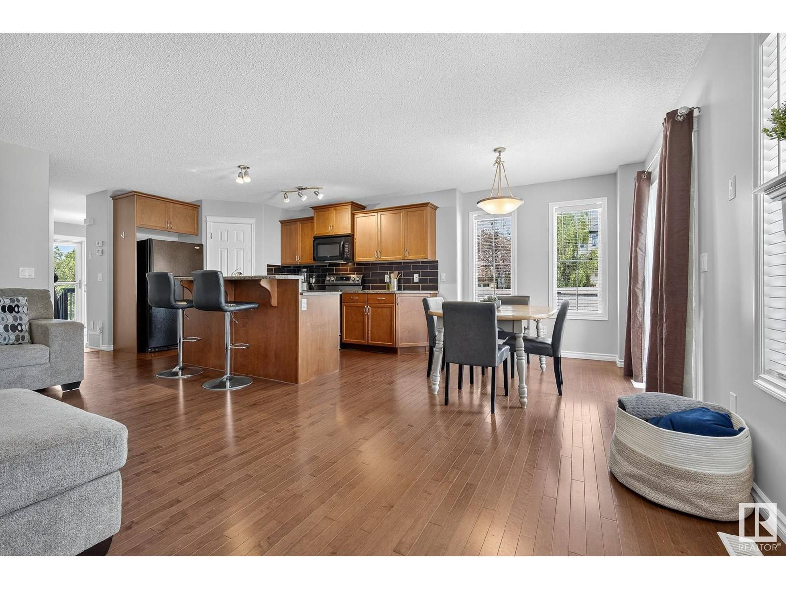 Edmonton, AB T6X0N1,1609 65 ST SW