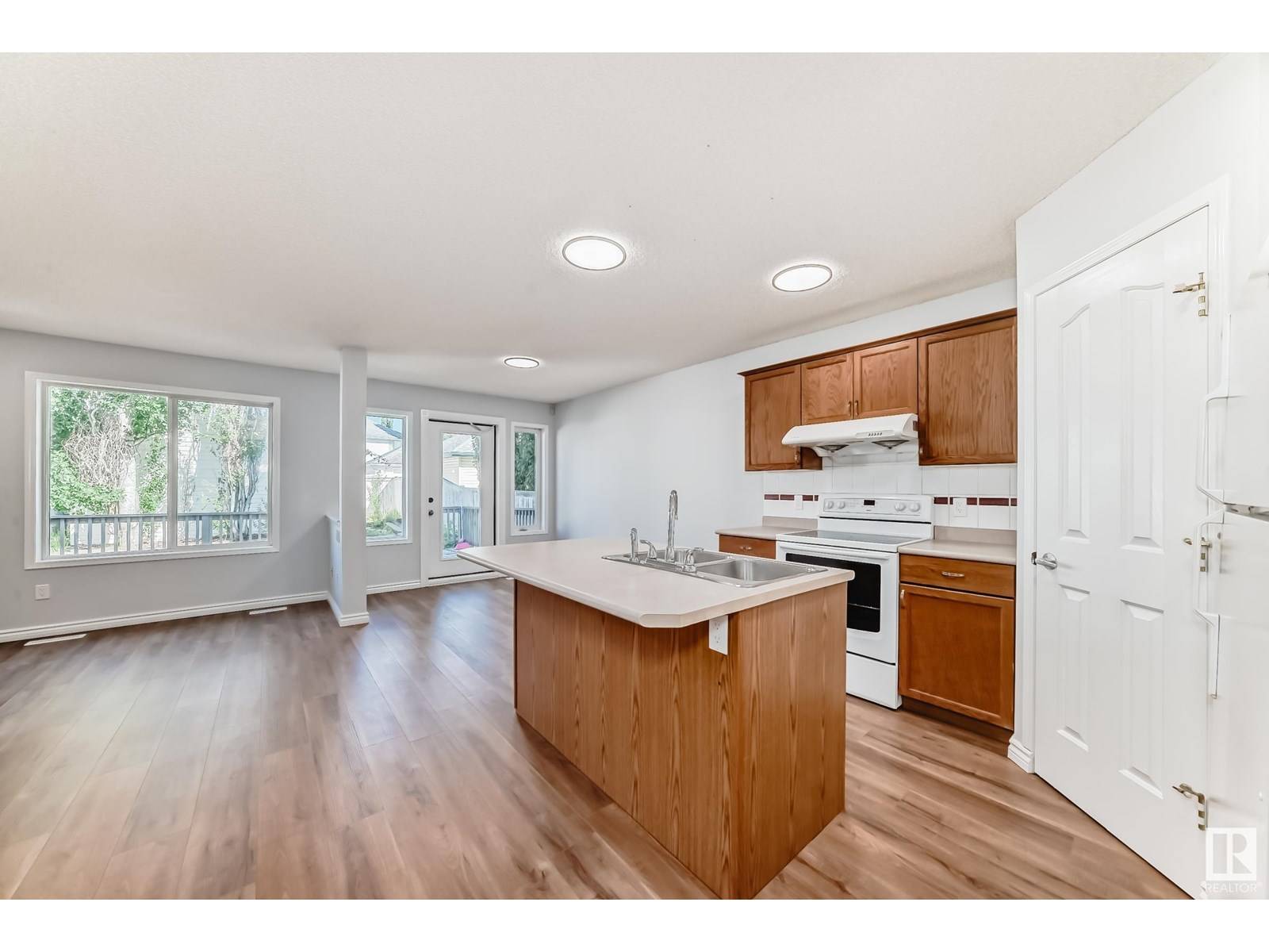 Edmonton, AB T6R2T5,1846 TOMLINSON CR NW