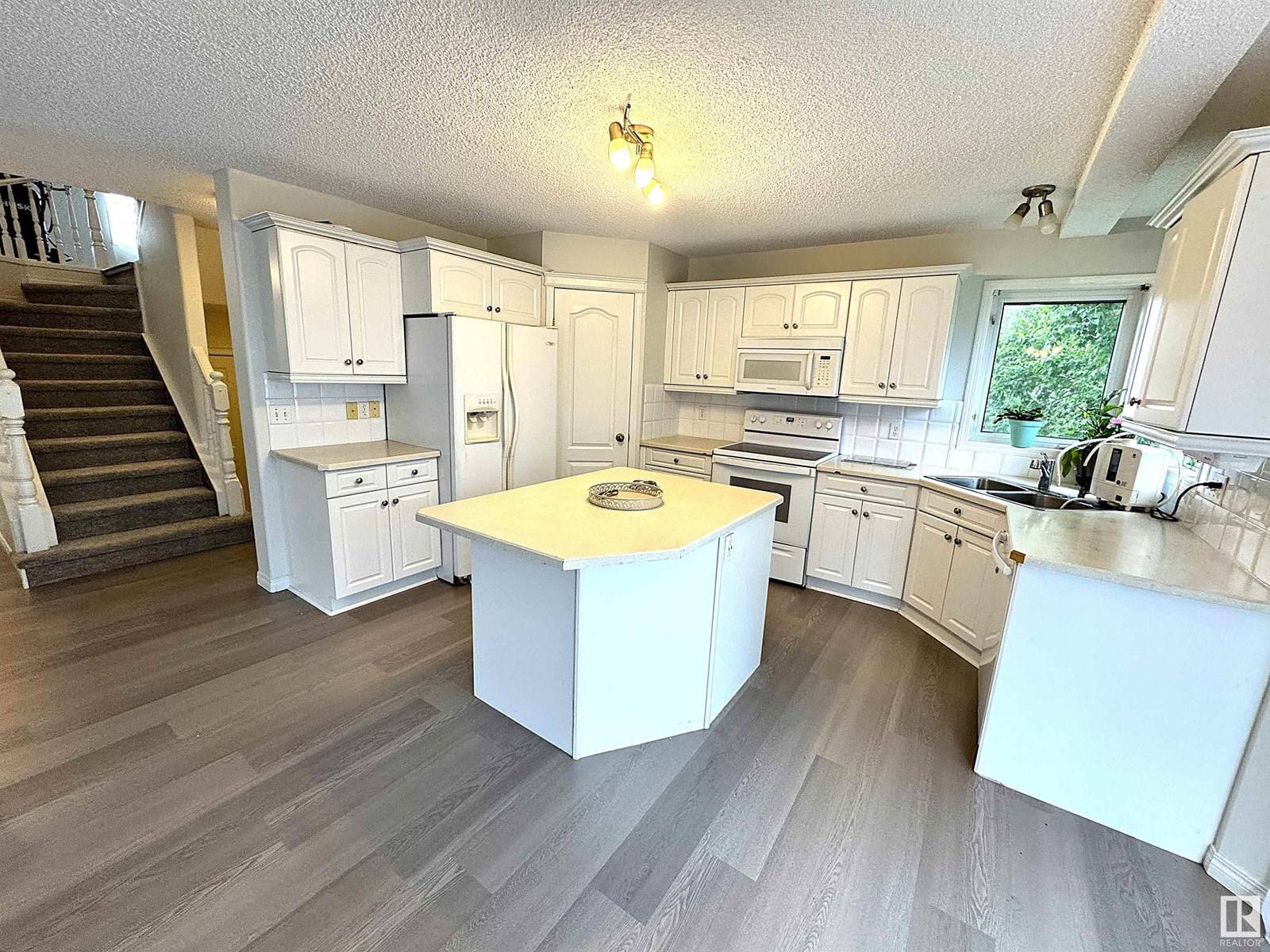 Fort Saskatchewan, AB T8L3X9,155 WESTMEWS