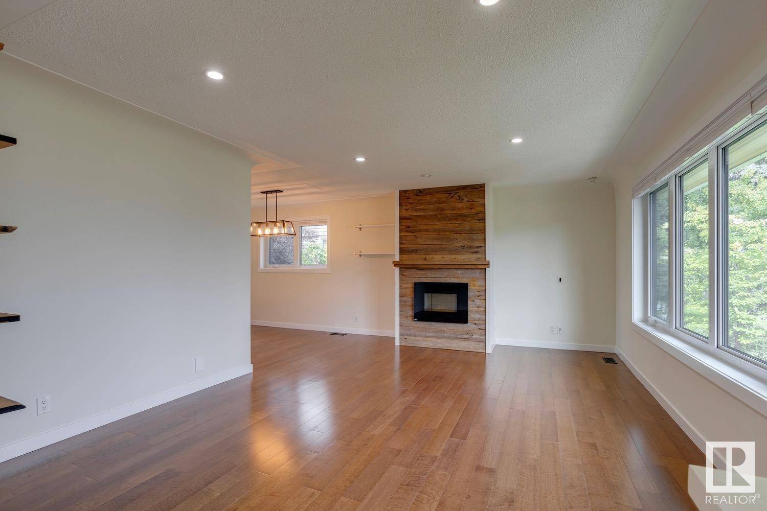 Edmonton, AB T5R4J5,14423 88 AV NW