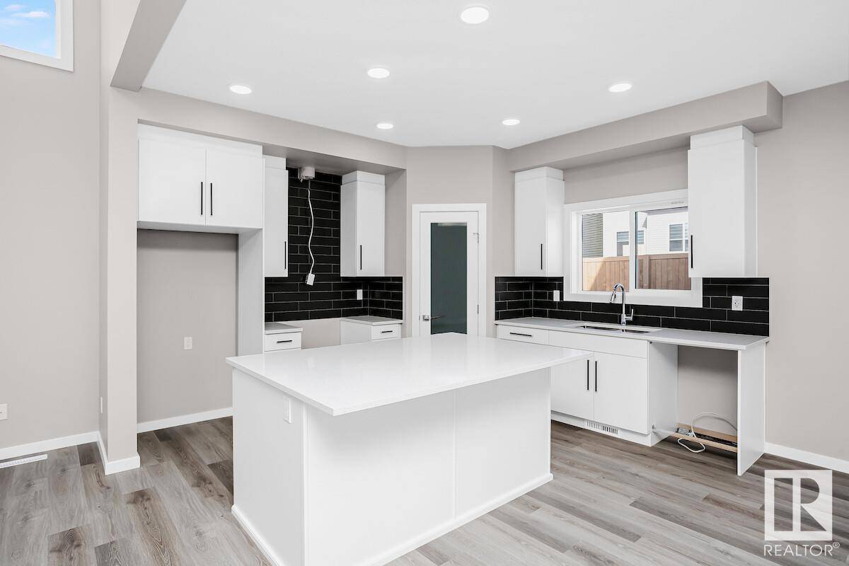 Edmonton, AB T6X2Z3,2908 65 ST SW
