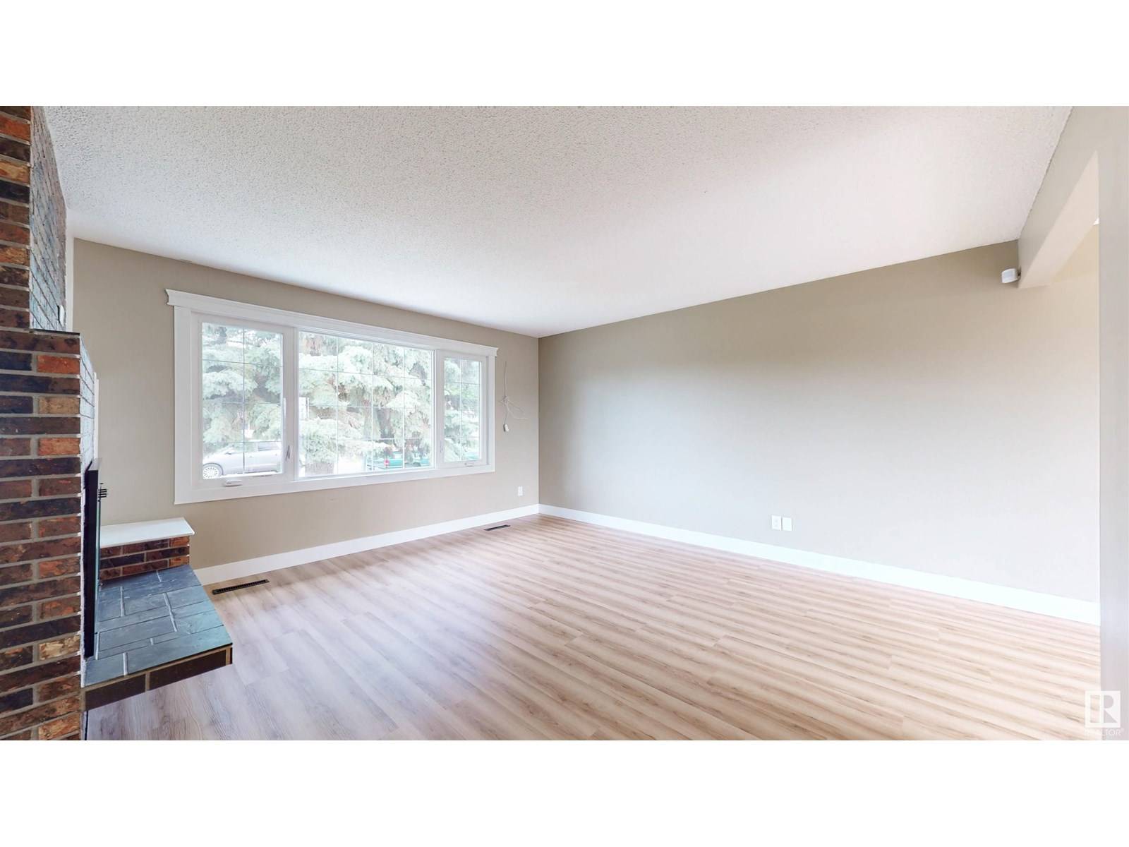 Edmonton, AB T5A1H9,6007 141 AV NW