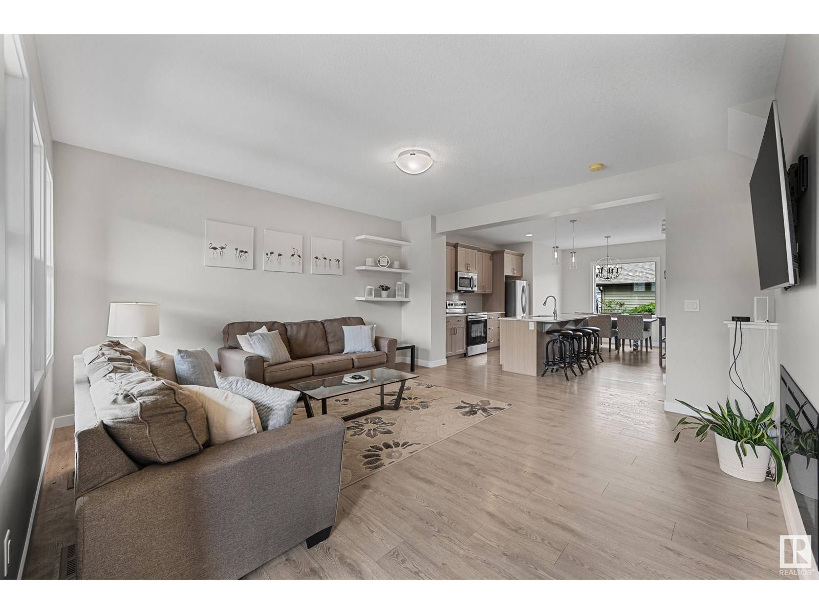 Edmonton, AB T6X2G6,3606 8 AV SW
