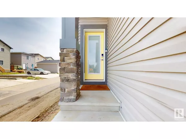 Edmonton, AB T6T2V6,607 31 AV NW