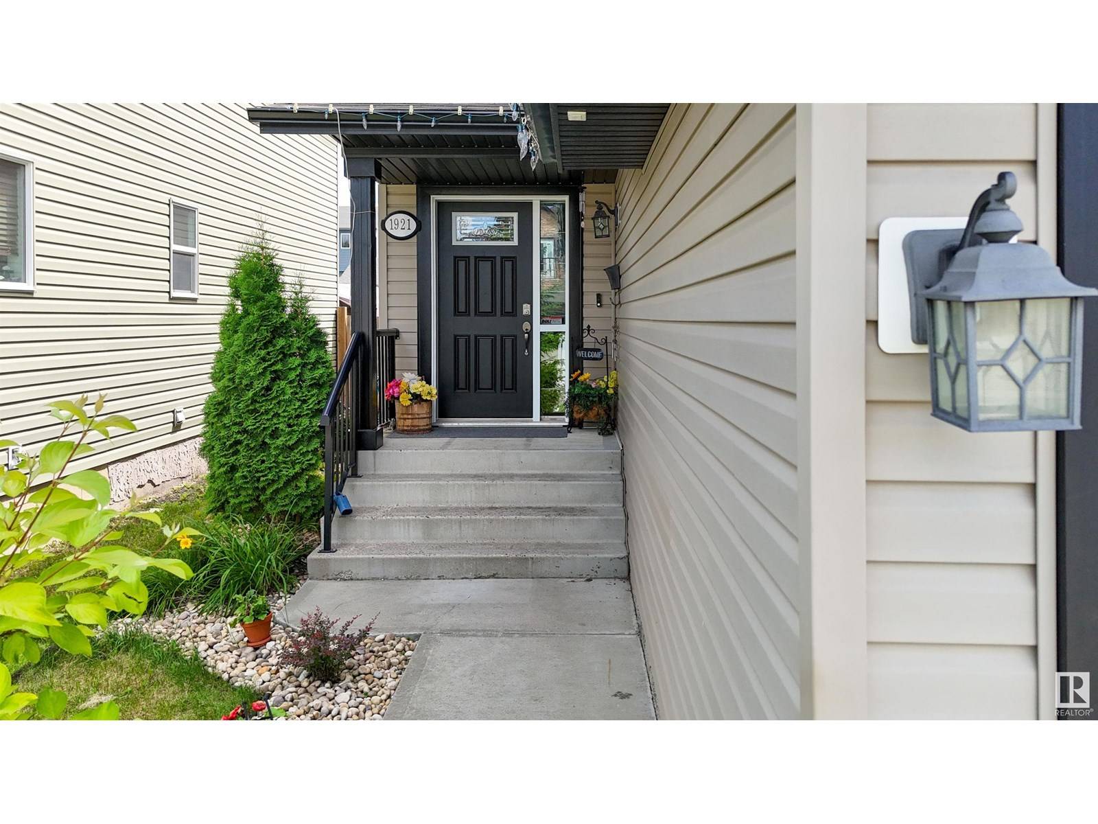 Edmonton, AB T6T0K5,1921 32A ST NW NW