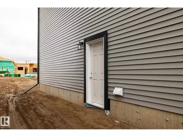 Edmonton, AB T6M3E4,4023 208 ST NW