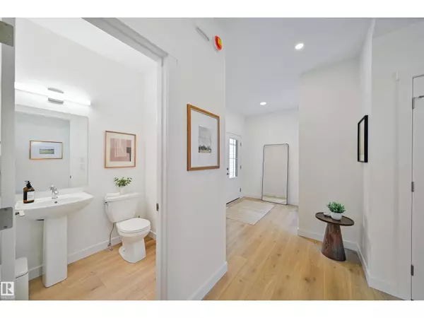 Edmonton, AB T6M3E4,4023 208 ST NW