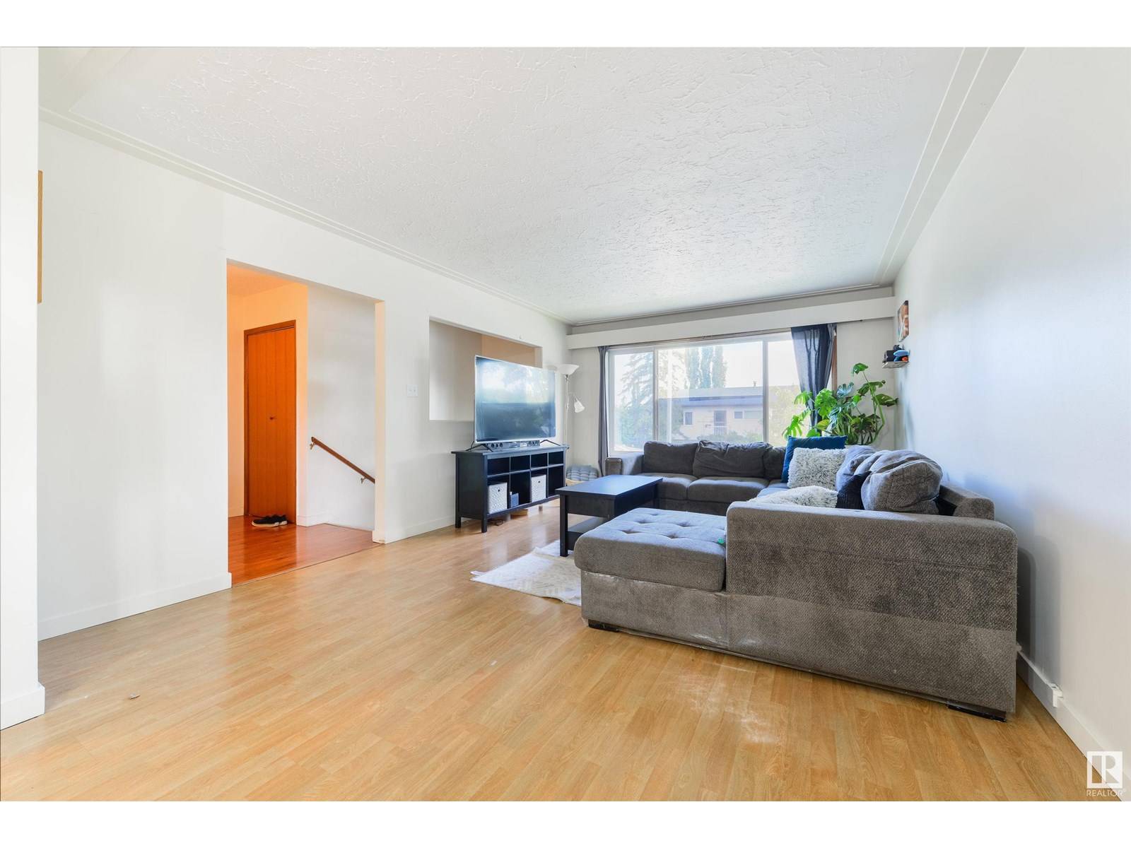 Edmonton, AB T5L3K9,12403 130 AV NW