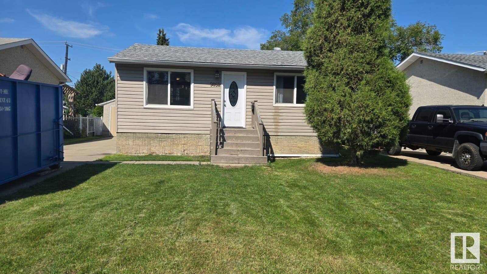 9052 153 ST NW, Edmonton, AB T5R1P4