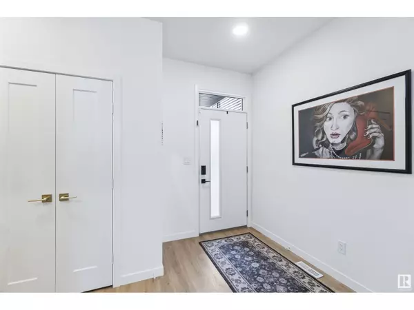 Edmonton, AB T6W5B5,3233 KULAY WY SW