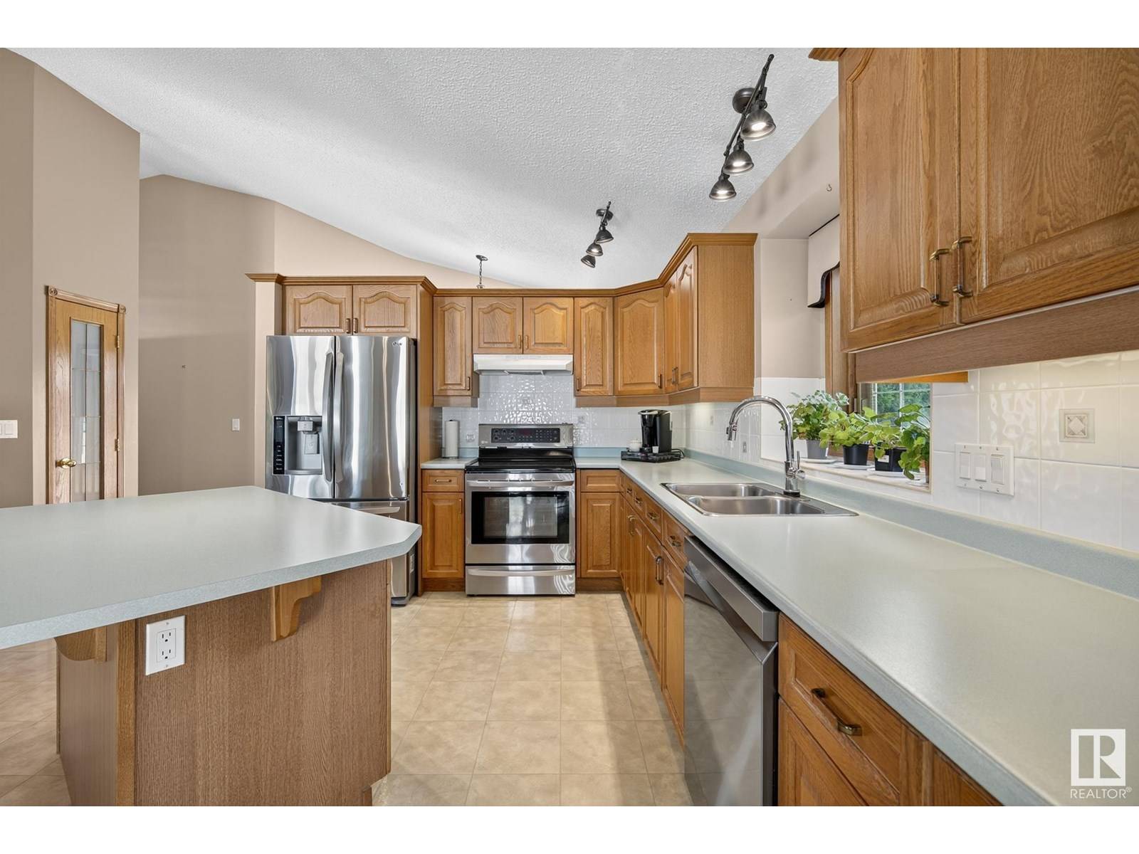 Edmonton, AB T5A5E7,5052 152A AV NW