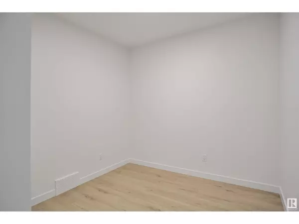 Edmonton, AB T5Z0L5,8464 183 AV NW