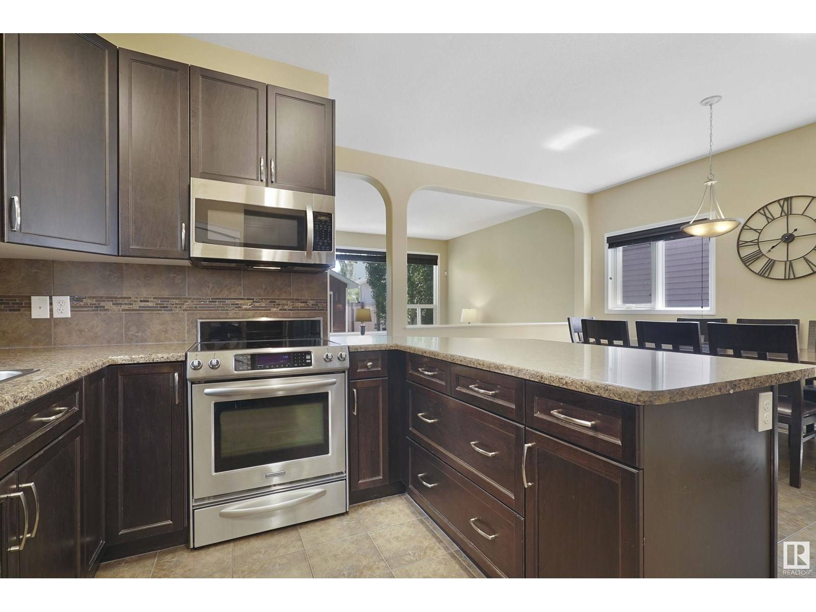 Edmonton, AB T6X0V7,2035 74 ST SW