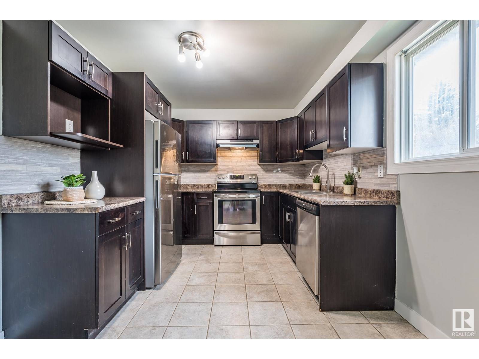 1691 Lakewood RD S NW, Edmonton, AB T6K3B9