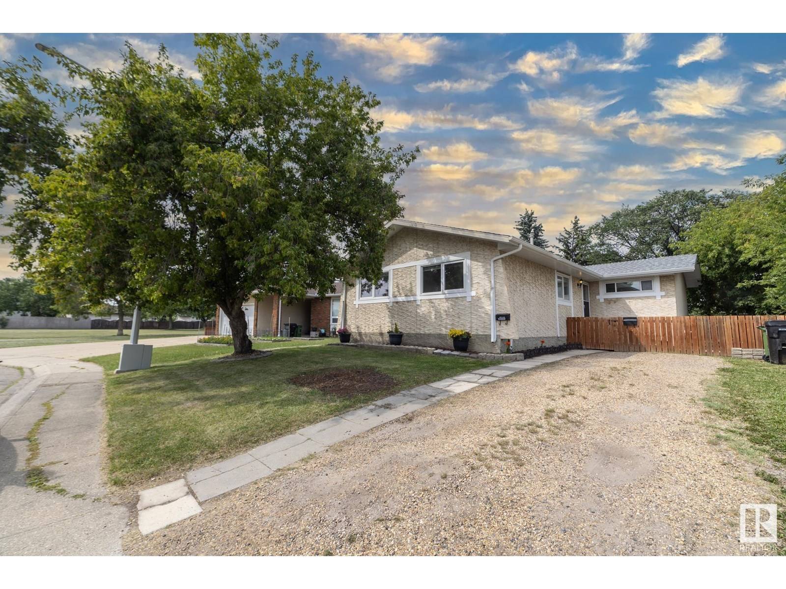 11944 152B AV NW, Edmonton, AB T5X1G4