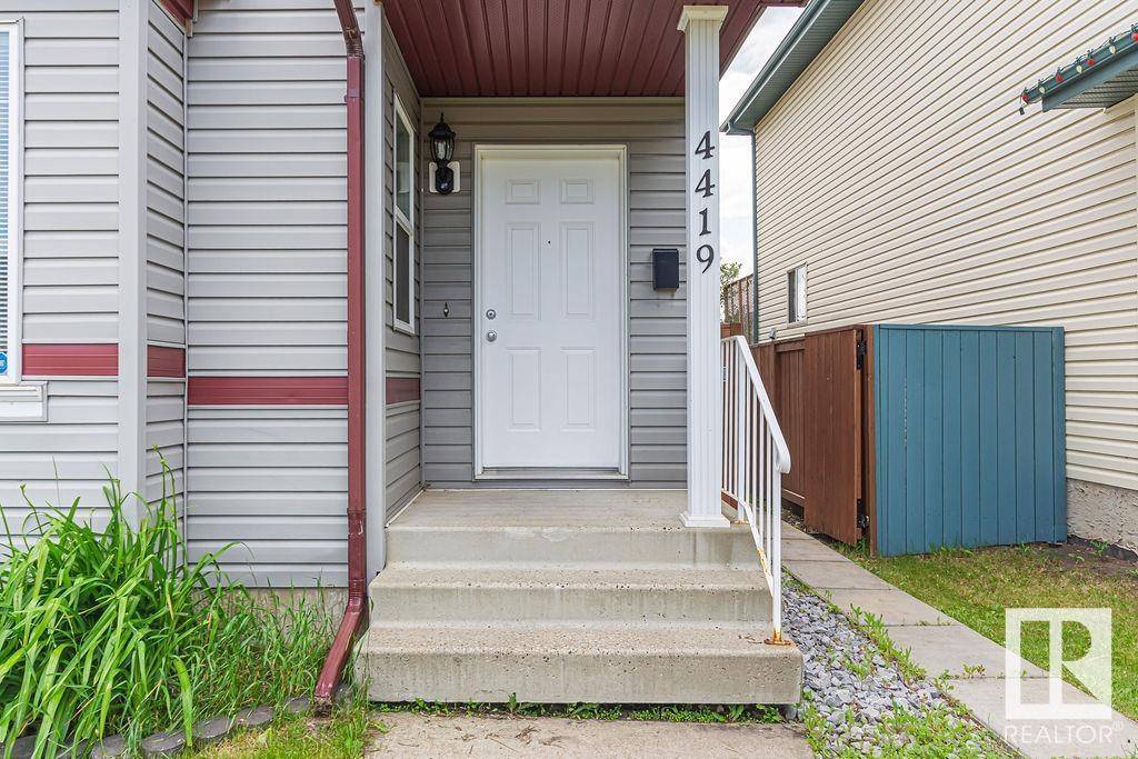 Edmonton, AB T5Y3C3,4419 152 AV NW