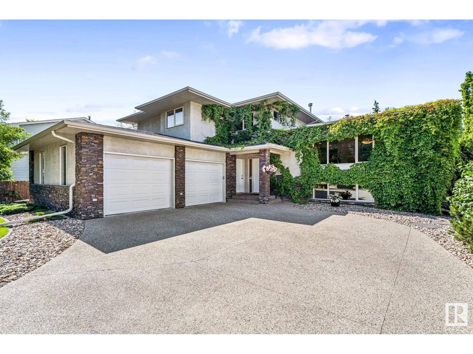 Edmonton, AB T5R5N3,16207 PATRICIA DR NW