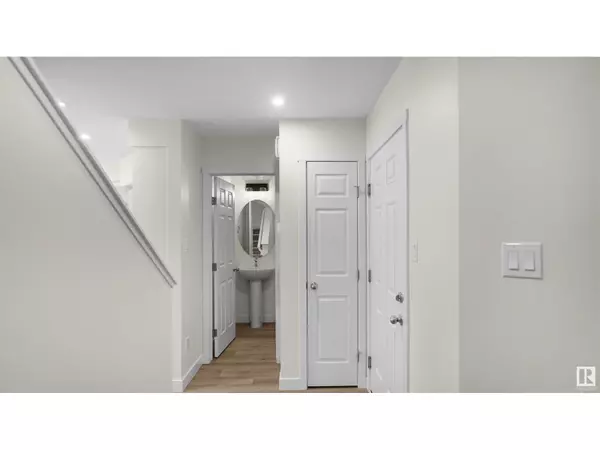 Edmonton, AB T6W5H8,8893 Carson WY SW